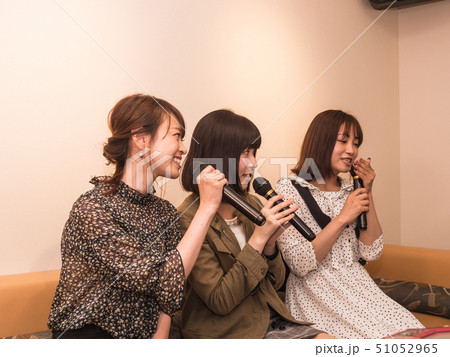 カラオケ 女性 カラオケ 女性 51052965