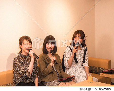 カラオケ 女性 カラオケ 女性 51052969