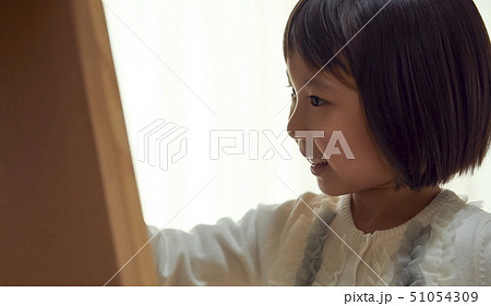 リビングでイーゼルに向かう女の子 51054309