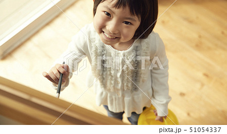 リビングでイーゼルに向かう女の子 51054337