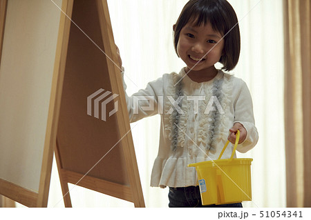 リビングでイーゼルに向かう女の子 51054341