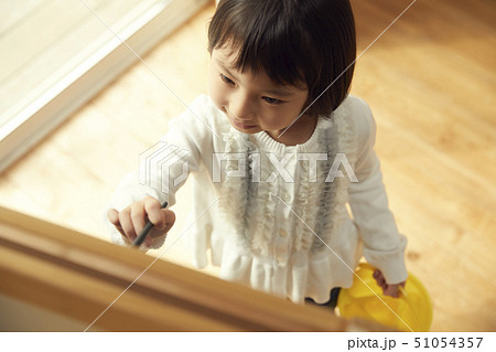 リビングでイーゼルに向かう女の子 51054357