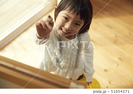 リビングでイーゼルに向かう女の子 リビングでイーゼルに向かう女の子 51054371