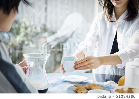 カップル　ライフスタイル　ティータイム 51054386
