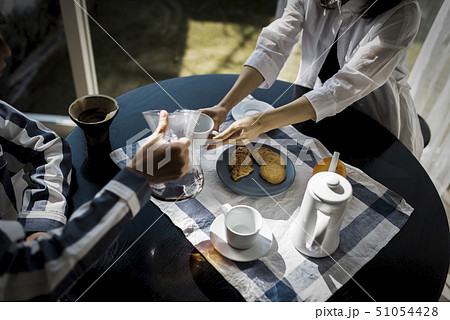 カップル　ライフスタイル　ティータイム 51054428