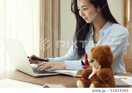 リビングでパソコンに向かう母 51054563
