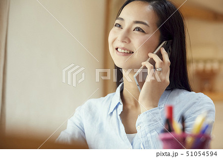 リビングで仕事中に電話をかける母 51054594