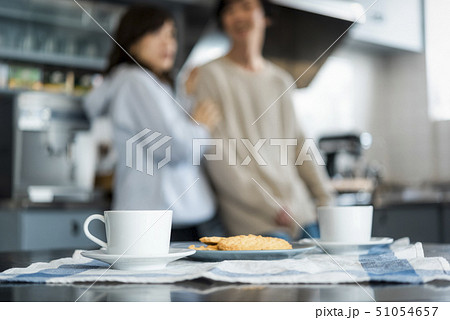 カップル　ライフスタイル　ティータイム 51054657