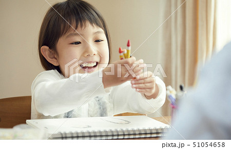 お絵かきをする女の子 51054658