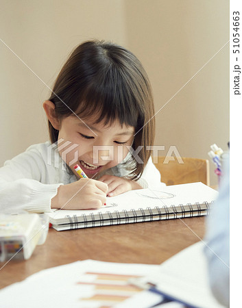 お絵かきをする女の子 お絵かきをする女の子 51054663
