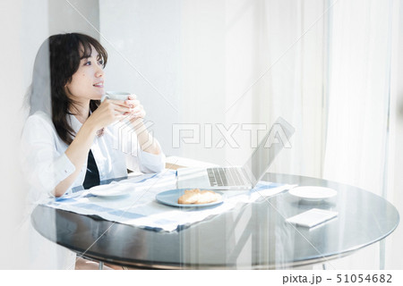 女性　ライフスタイル　ティータイム 51054682