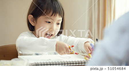 お絵かきをする女の子 51054684