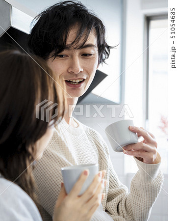 カップル　ライフスタイル　ティータイム 51054685