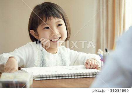 お絵かきをする女の子 51054690