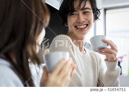 カップル　ライフスタイル　ティータイム 51054731