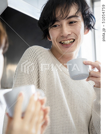 カップル　ライフスタイル　ティータイム 51054759