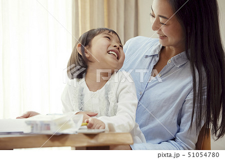 母の膝に乗りお絵かきをする娘 51054780