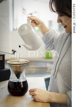 女性　ライフスタイル　コーヒー 51054793