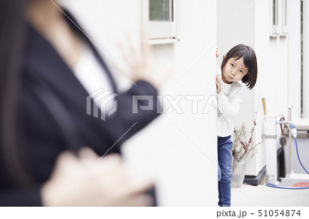 家の外で出張に出掛ける母を見送る娘 家の外で出張に出掛ける母を見送る娘 51054874