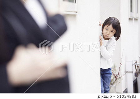 家の外で出張に出掛ける母を見送る娘 家の外で出張に出掛ける母を見送る娘 51054883