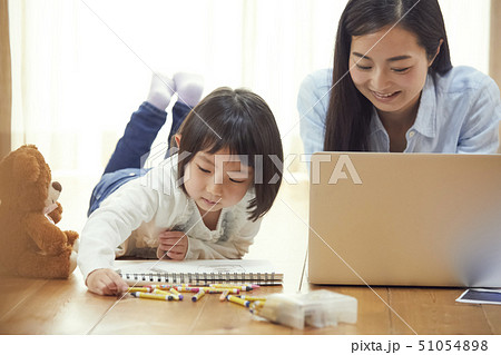 リビングの床に寝転び休憩する母娘 リビングの床に寝転び休憩する母娘 51054898
