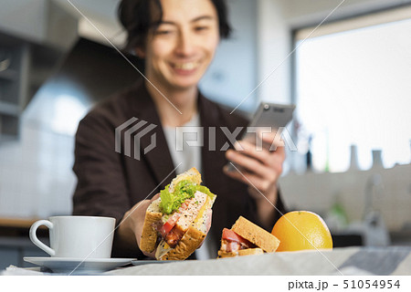 男性 ライフスタイル 朝食 男性 ライフスタイル 朝食 51054954