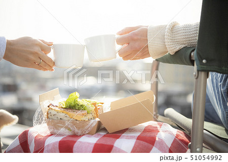 カップル　屋上　くつろぐ 51054992