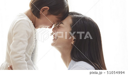 リビングで向かい合う母と娘 51054994