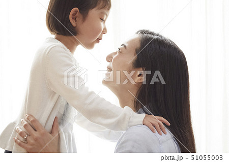 リビングで向かい合う母と娘 51055003