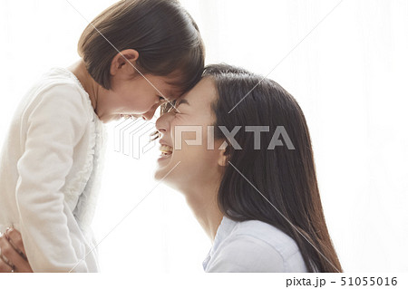 リビングで向かい合う母と娘 51055016