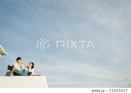 カップル　屋上　くつろぐ 51055017