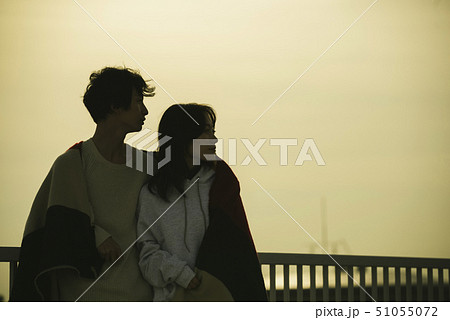 カップル　屋上　くつろぐ 51055072