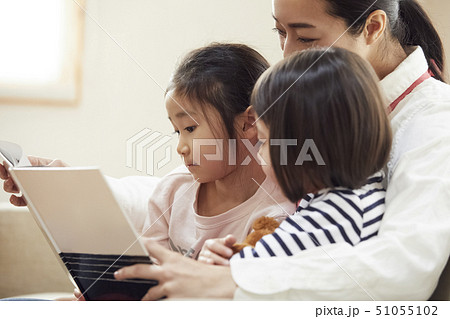 ソファで先生に読み聞かせをしてもらう子供達 ソファで先生に読み聞かせをしてもらう子供達 51055102