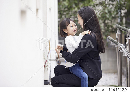 家の外でただいまの抱擁をする母娘 家の外でただいまの抱擁をする母娘 51055120