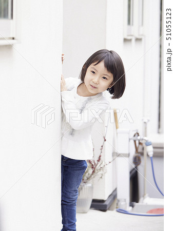 家の外で出張に出掛ける母を見送る娘 家の外で出張に出掛ける母を見送る娘 51055123