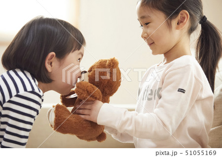 ソファで小さなクマと遊ぶ子供たち 51055169