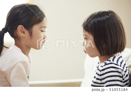 にらめっこする姉妹 51055184