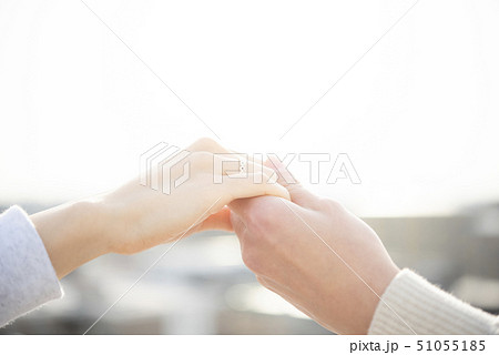 カップル　夫婦　手　つなぐ 51055185