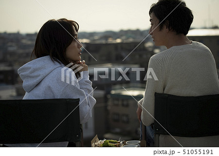 カップル　屋上　くつろぐ 51055191