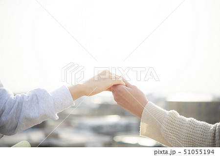 カップル 夫婦 手 つなぐ カップル 夫婦 手 つなぐ 51055194