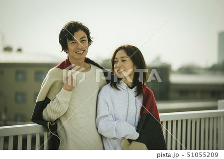 カップル　屋上　くつろぐ 51055209