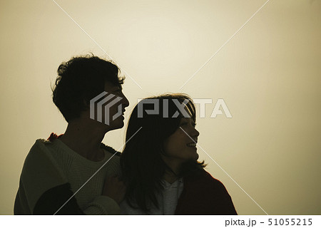 カップル　屋上　くつろぐ 51055215