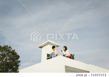 カップル　屋上　くつろぐ 51055253