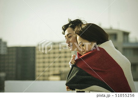 カップル　屋上　くつろぐ 51055256