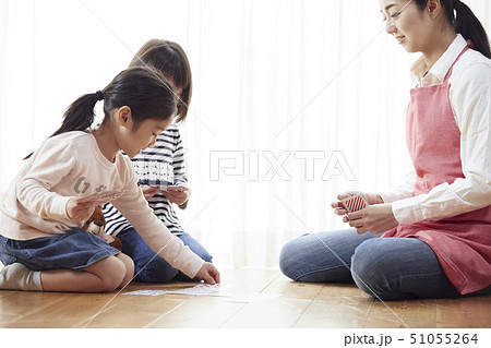床にお座りしてトランプをする先生と子供たち 床にお座りしてトランプをする先生と子供たち 51055264