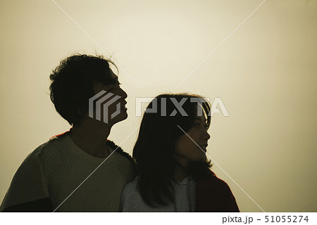 カップル　屋上　くつろぐ 51055274