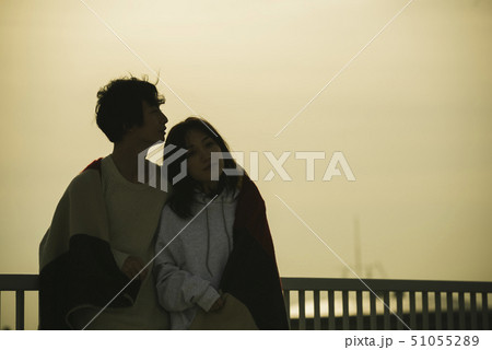 カップル　屋上　くつろぐ 51055289