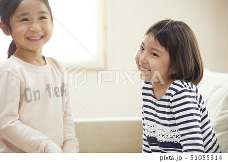 ソファで遊ぶ笑顔の子供たち 51055314