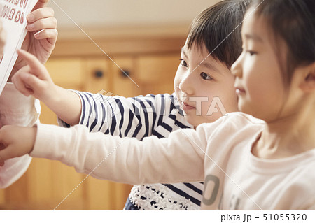 床にお座りして問題を出す先生とそれに答える子供たち 51055320