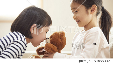 小さなクマで遊ぶ子供たち 小さなクマで遊ぶ子供たち 51055332